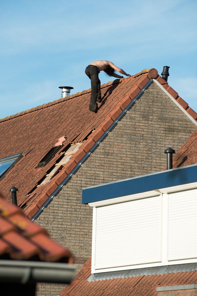 Een verwarde man in Nunspeet werd vorig jaar door een arrestatieteam van het dak gehaald.