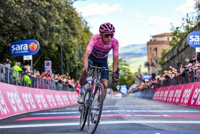 Egan Bernal torpedeert de Giro en zet eerste beslissende stap naar eindzege: “Hij is helemaal terug”