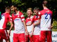 Robin Notenboom (tweede van rechts) viert feest na de 3-0 van Tycho de Wit (links naast hem) en wordt omhelst door Steven van den Berg.
