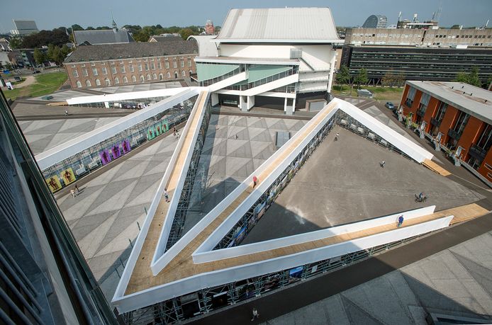 breda-foto : ron magielse / Pix4Profs
2018: het tweejaarlijks fotofestival BredaPhoto strijkt met The Infinity Path neer in de contouren van het Chassé Theater.