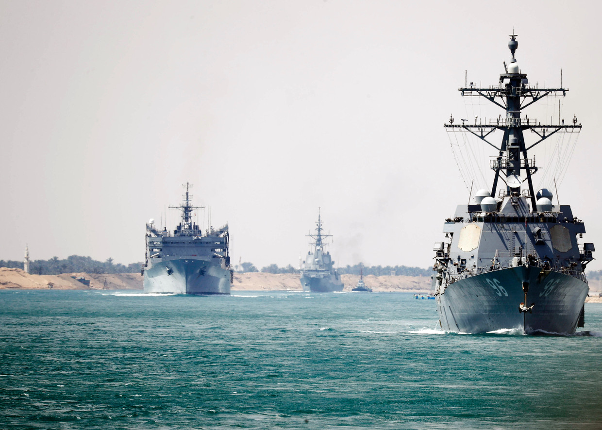 Amerikaanse vaartuigen in het Suez-kanaal.