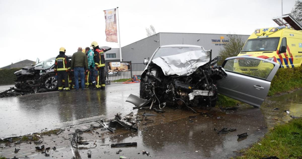 Heftig ongeluk: automobilisten bekneld na frontale botsing, traumahelikopter rukt uit.