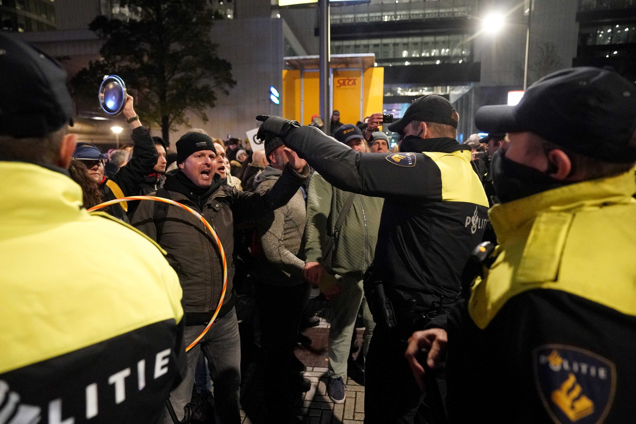 De politie grijpt in bij een demonstratie bij het ministerie van justitie. Beeld ANP
