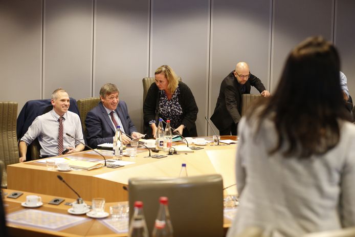 Begrotingsminister Matthias Diependaele, minister-president Jan Jambon en parlementsvoorzitter Liesbeth Homans bij de bommelding in het parlement.