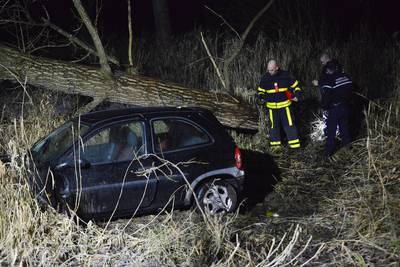 Beschadigd voertuig aangetroffen in berm bij Prinsenbeek