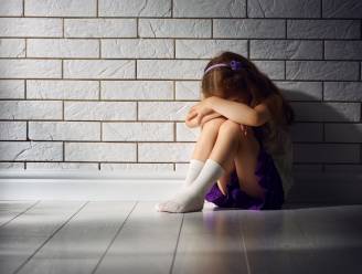 Stiefopa misbruikt kleindochter op kerstavond. Als zij haar verhaal doet, komen zijn andere slachtoffers naar voren