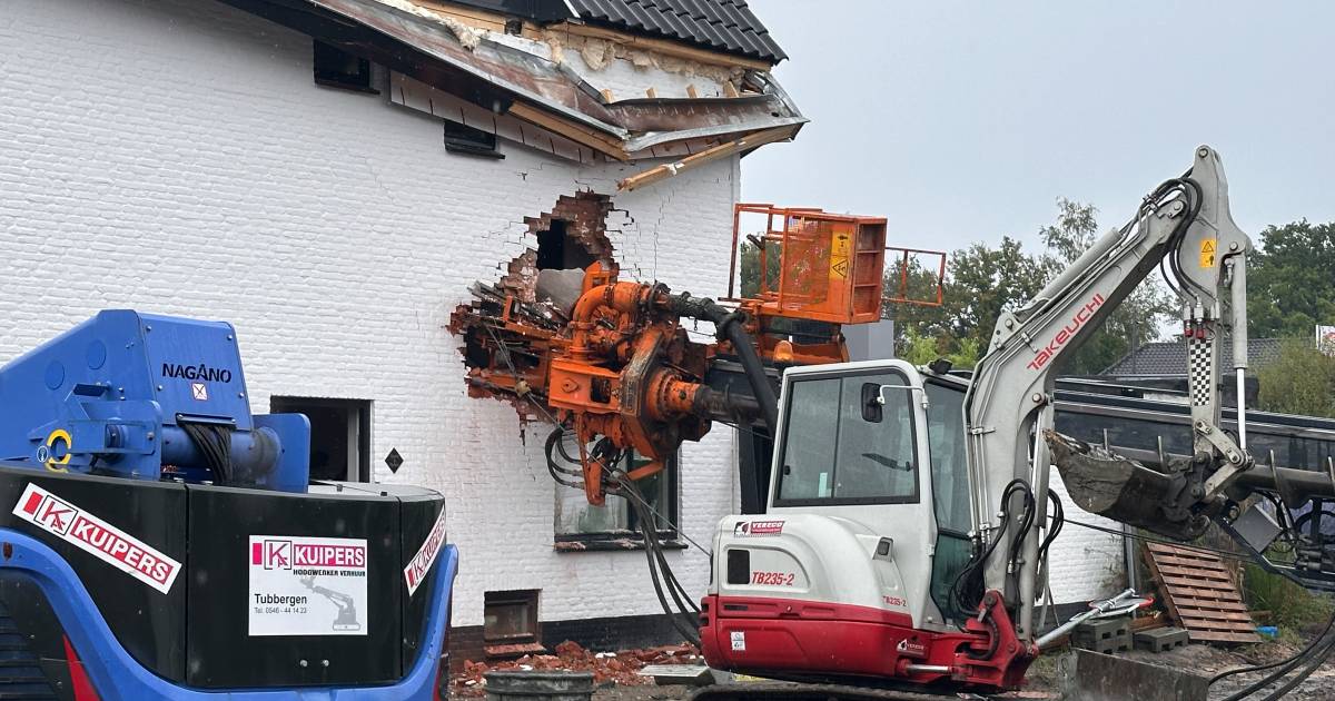 Boorinstallatie kantelt en slaat gat in woning in Albergen