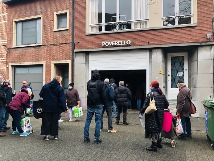 Des personnes démunies faisant la queue pour un repas à 1 euro devant l'antenne de Poverello à Louvain (archives).