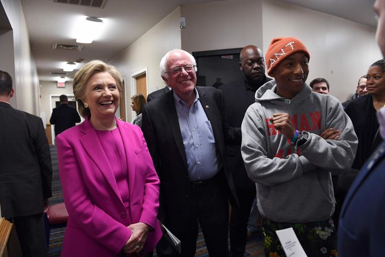 Clinton, Sanders en zanger Pharell Williams in North Carolina, vijf dagen voor de verkiezingen. Volgens het boek was Clinton volledig van de kaart toen ze in maart in Michigan werd verslagen tijdens de Democratische voorverkiezingen. Beeld AFP
