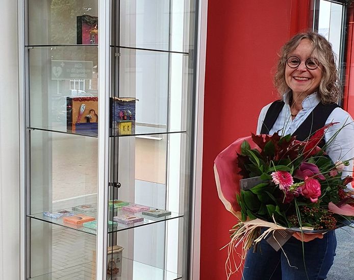 Marika Meershoek bij vitrine met deel van haar werk bij de entree van zalencentrum/dorpshuis De Huve in Eibergen.