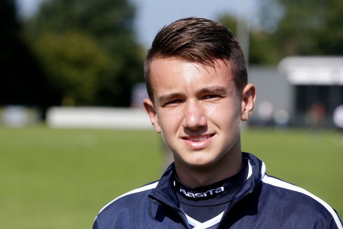 Zoon Wesley Sneijder (15) Debuteert Bij Dhsc: 'Ik Hoef Niet Met Hem Te  Worden Vergeleken' | Regiosport Utrecht | Ad.Nl