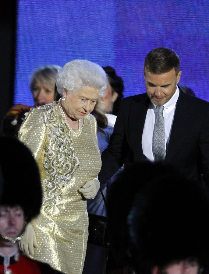 De Britse koningin Queen Elizabeth II met muzikant Gary Barlow.
