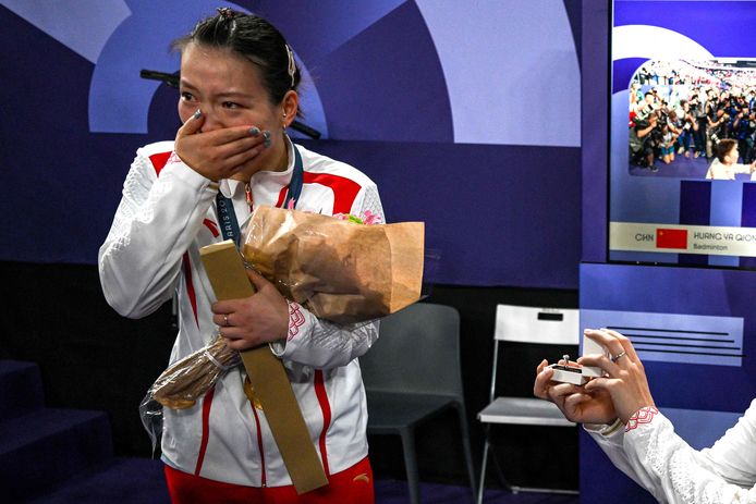 Badmintonspeler Liu Yuchen vraagt ​​zijn vriendin Huang Yaqiong ten huwelijk.