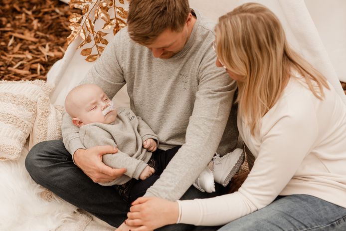 Mama Marie Corthier en papa Dennis met baby William.