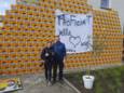 Lise Vets et Jelle Lauwereys posent devant le mur de bacs de bière devant chez eux après leur fête de mariage.