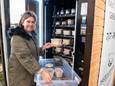 Katy Dekeyser vult de foodautoomaat twee keer per dag aan
