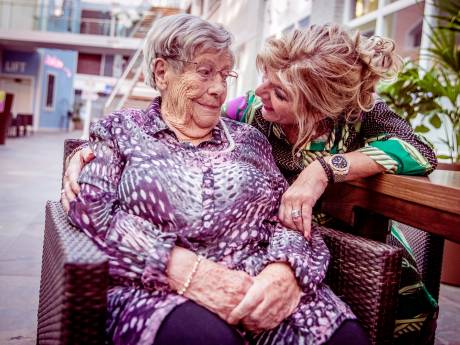Zorgen voor je moeder in het verpleeghuis: ‘Ik heb nog steeds een fijne tijd met mijn kleine moeke’