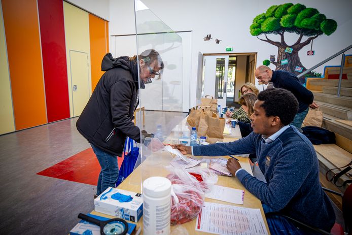 Op vier plaatsen, zoals hier bij De Smithoek in Den Ham, konden mensen al vanaf maandag stemmen. De teller stond mede daardoor op 17 procent, woensdag om 10.00 uur.