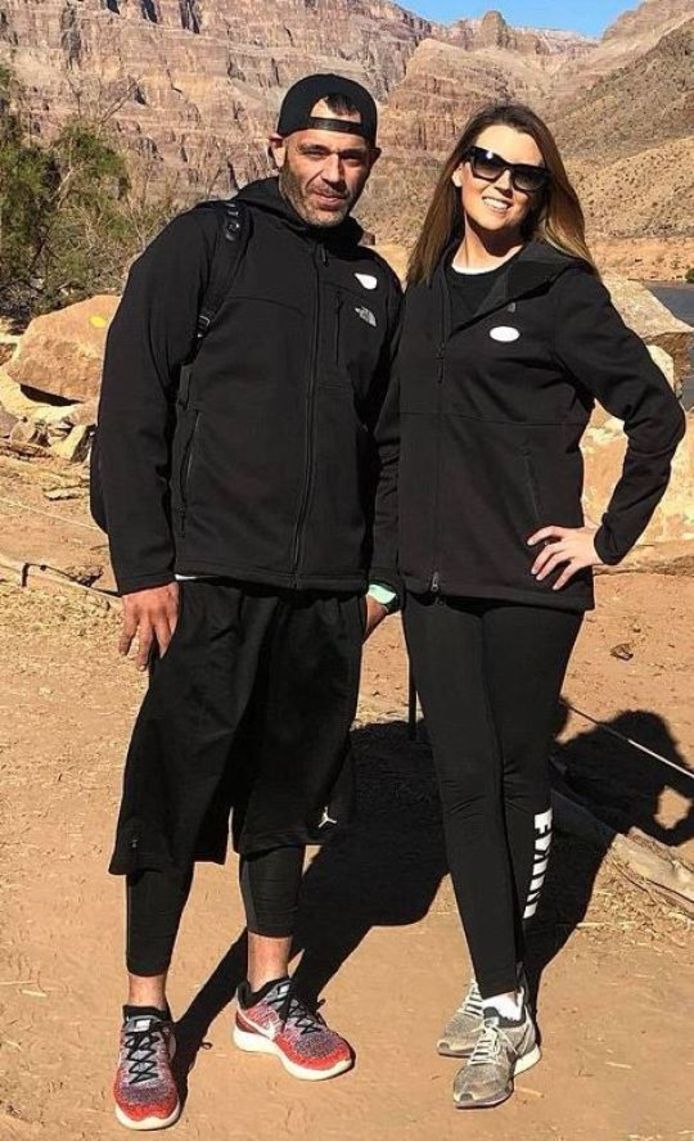 Het koppel op vakantie in de Grand Canyon.  Kate McClure en Marc D'Amico zeggen dat ze de reizen met hun eigen geld financierden.