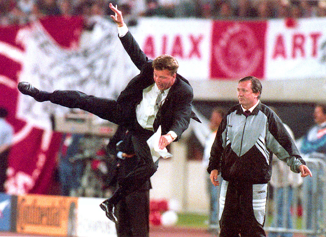 Toenmalig Ajax-trainer Louis van Gaal maakte een acrobatische sprong na een overtreding tijdens de Champions League-finale Ajax-AC Milan in 1995.  Beeld EPA
