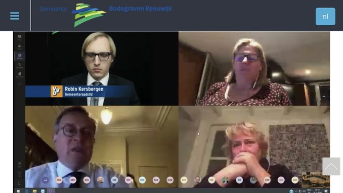 Raadsleden en wethouders bellen vanuit huis voor de vergadering.