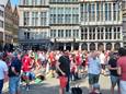 De eerste Antwerpsupporters verzamelen op de Grote Markt voor de huldiging van hun kampioenenploeg.