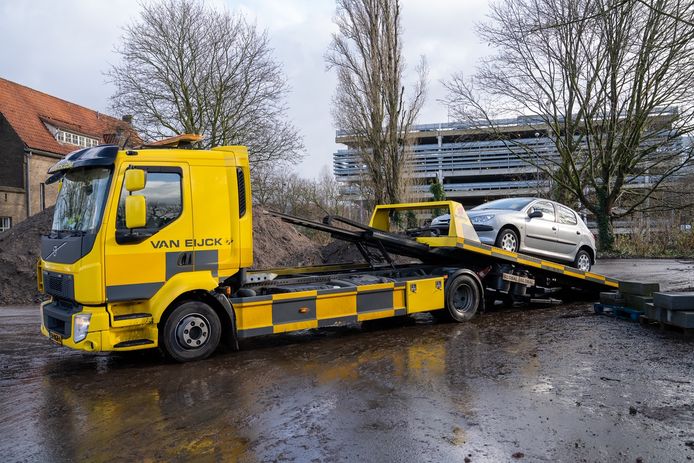 Een auto wordt afgesleept.