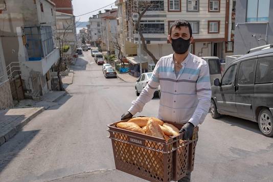 Ook Turkije wordt getroffen door Covid-19. Een bakker in Istanboel levert brood aan huis tijdens de gezondheidscrisis.