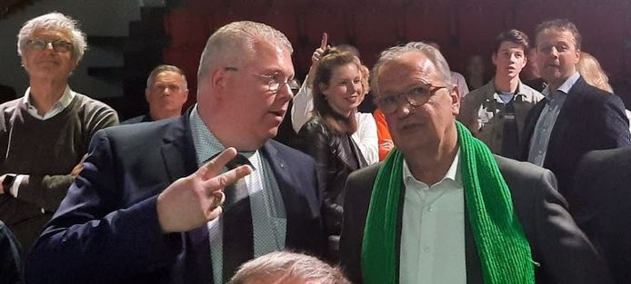 CDA-voorman Jan Goijaarts (rechts) en nummer 2 Johan van Gerwen bespraken op 16 maart de verkiezingsuitslagen in Meierijstad.