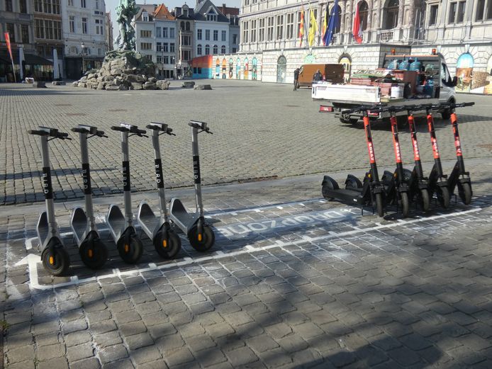 Une zone de stationnement pour les trottinettes électriques sur la Grand-Place d'Anvers.