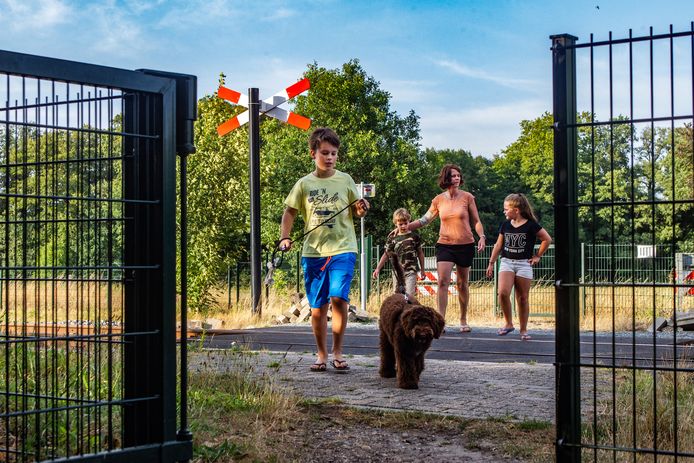 De onbewaakte overweg die op onbegrip in Diepenveen en daarbuiten stuit wordt gesloten.