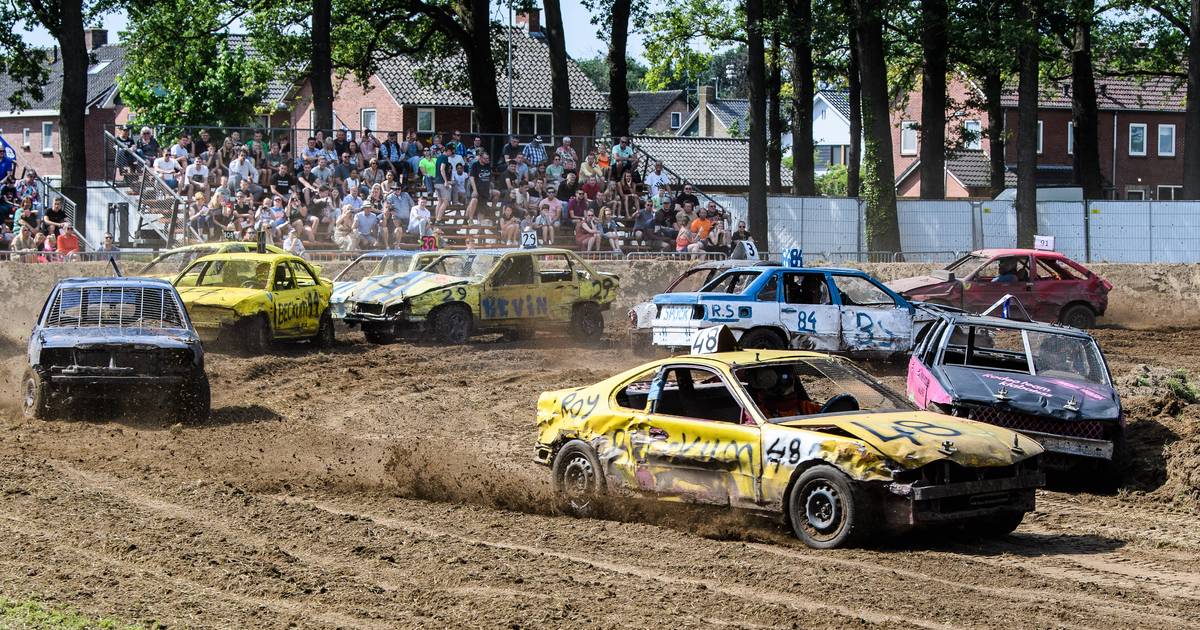 ‘Bulldozers’ van Banger Race zorgen in Bentelo voor veel spektakel: ‘Zo hard mogelijk crashen’ | Hof