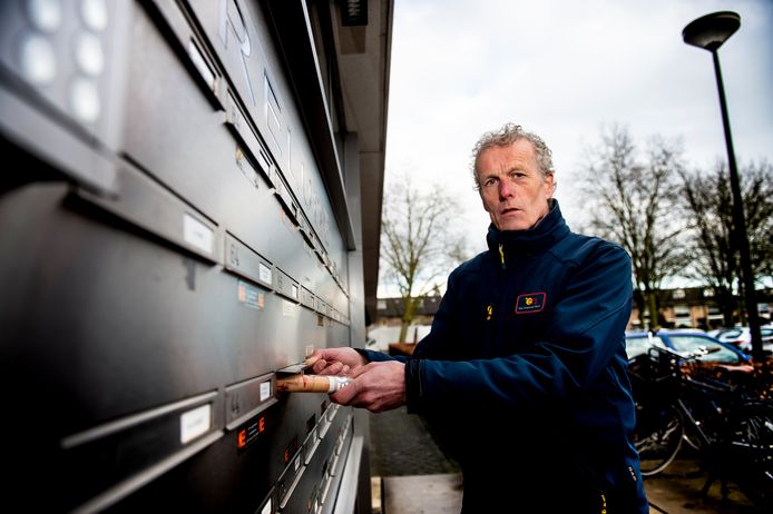 Na de laatste ronde van deze week zit het erop voor Henk Rouwenhorst en elfduizend andere bezorgers van Sandd. De 59-jarige Apeldoorner gaat echter naadloos door met zijn volgende job als postbezorger. Nu bij SBPost.