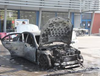 Auto brandt uit op parking warenhuis Lidl