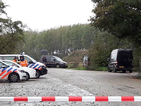 Vaten met chemicaliën gevonden in loods aan Schansdijk in De Heen