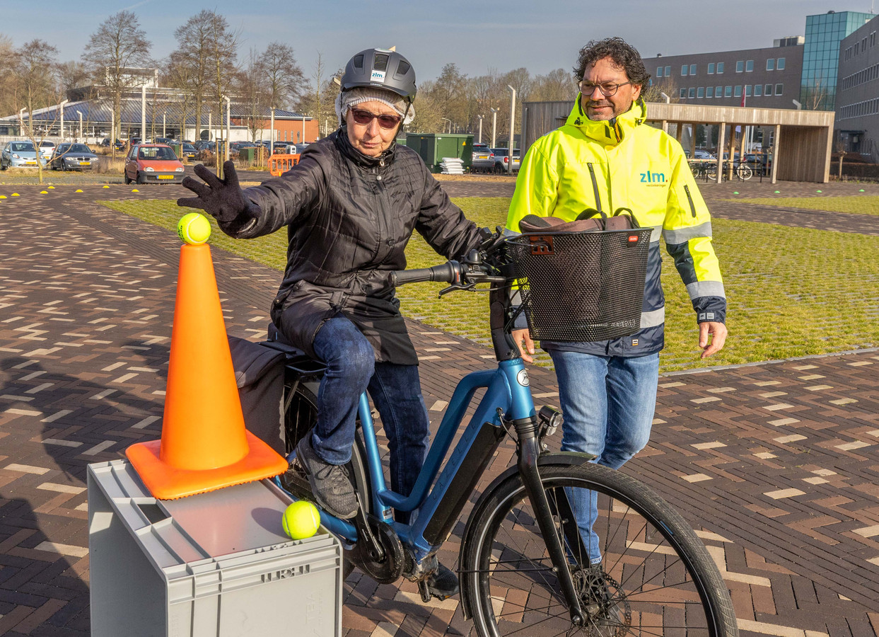 Iedereen met een elektrische fiets slingert voor vertrek Foto pzc.nl