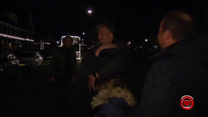 Meike omhelst haar broer Vincent die in Australië woont.