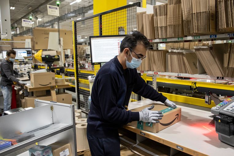 Werknemers van Amazon aan het werk in het Duitse Brieselang. Tegen de herfst zou er een sorteercentrum in Antwerpen komen. Beeld Getty Images