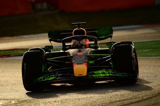 Max Verstappen met wat 'flow-vis' op zijn auto om luchtstromen te meten.