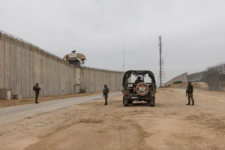 Israëlische soldaten aan de muur die Israël scheidt van de Gazastrook. Beeld AP