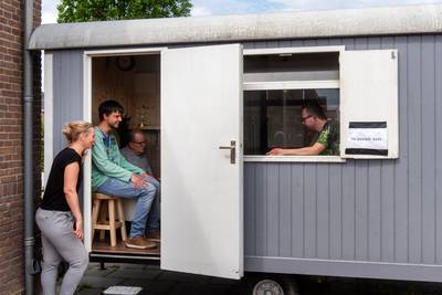 ‘Je mist het knuffelen’; bezoekerskeet bij Thomashuis in Elst verzacht pijn voor bewoners en familie