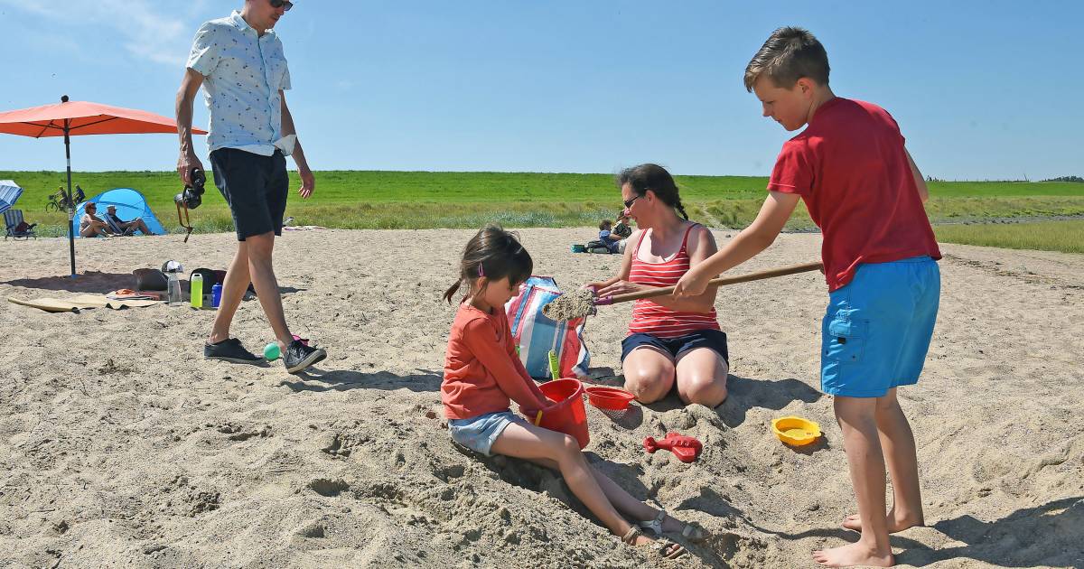 Kleine Zeeuws-Vlaamse strandjes in trek bij vakantievierende rustzoekers