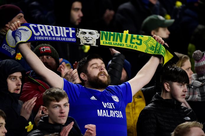 Een Cardiff City-supporter met een speciale Sala-sjaal.