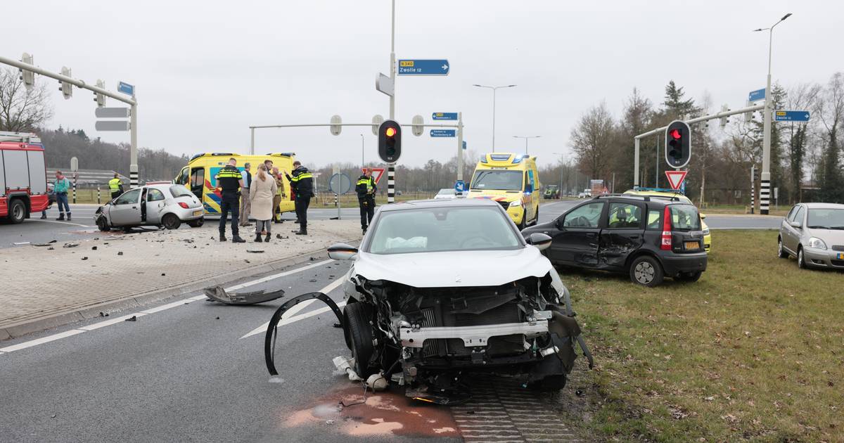 Drie ernstig gewonden na botsing met meerdere auto’s op kruispunt bij Dalfsen.
