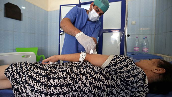 Une patiente soignée à l'hôpital de Boufarik, en Algérie où une épidémie de choléra s'est propagée.