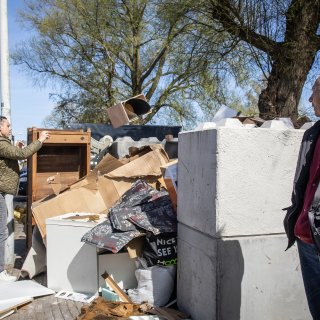 Cardboard boxes, a cupboard, mattresses: this idyllic Amsterdam road is being buried under bulky waste