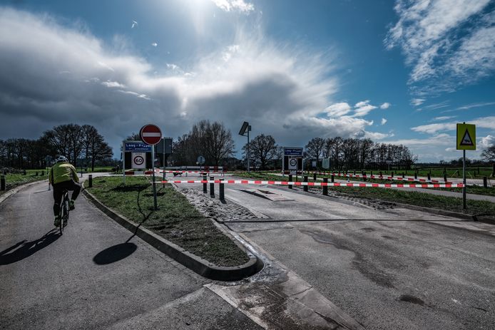 Er ligt een landbouwsluis net na de brug over de Oude IJssel bij Laag-Keppel. Hierdoor kan doorgaand autoverkeer niet meer door de rustieke Dorpsstraat.