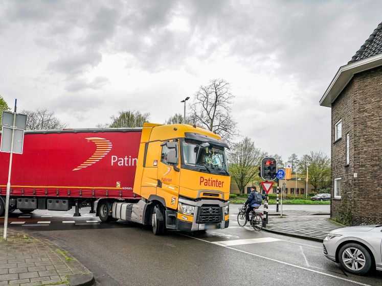 Grote vrachtwagens schieten Tilburgse woonwijk in: ‘Chauffeurs kloppen aan of we de auto even weg zetten’