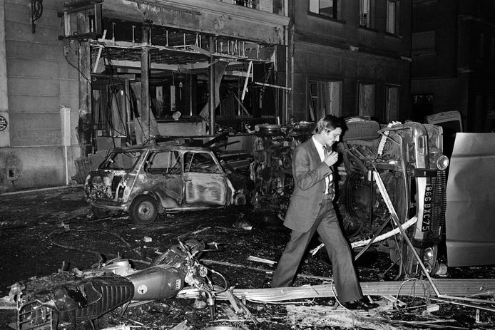 Een politieinspecteur loopt tussen de ravage nadat een bom ontplofte in een Parijse synagoge in 1980.