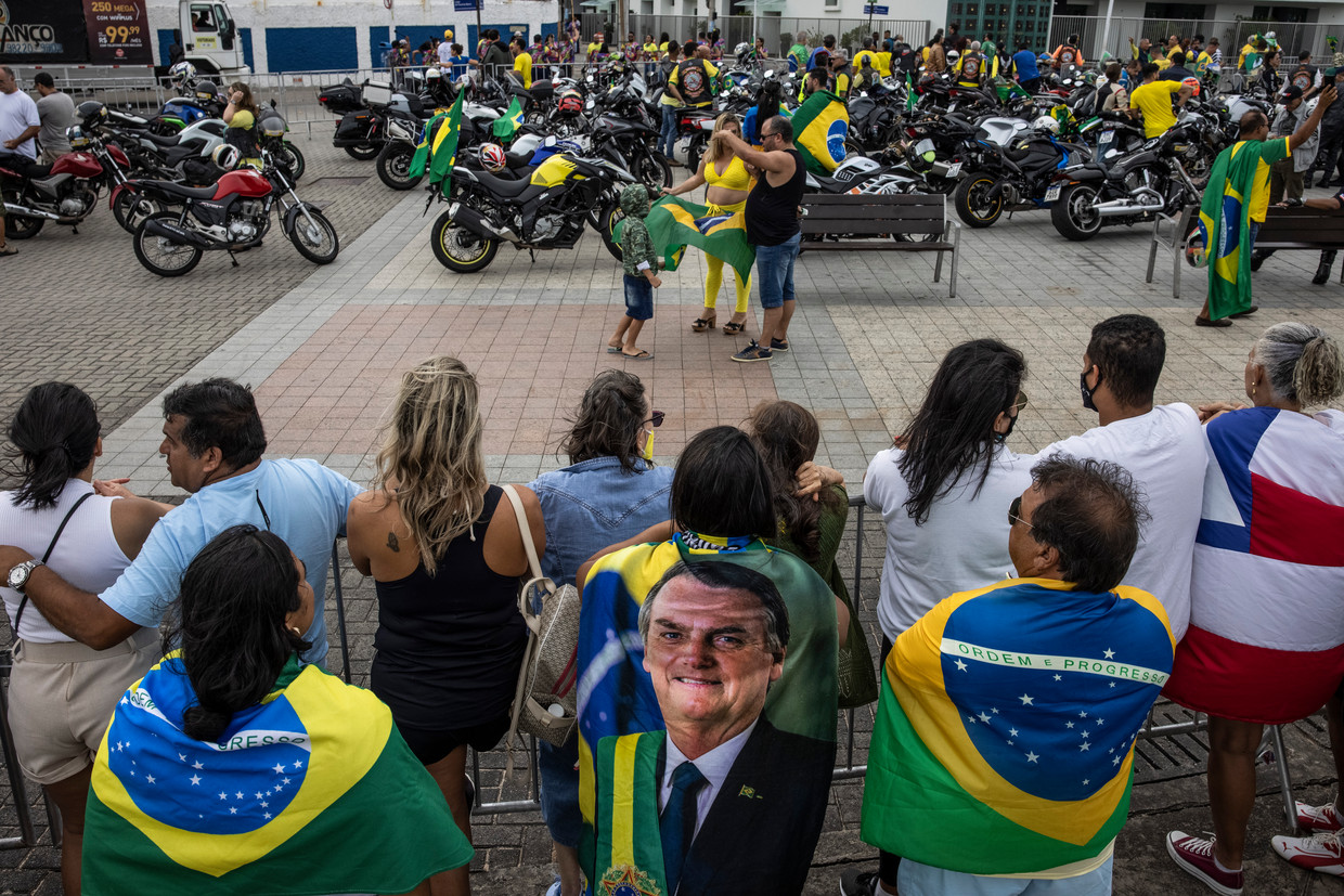 In de aanloop naar de presidentsverkiezingen tooien aanhangers van Jair Bolsonaro zich met de Braziliaanse vlag. Beeld NYT